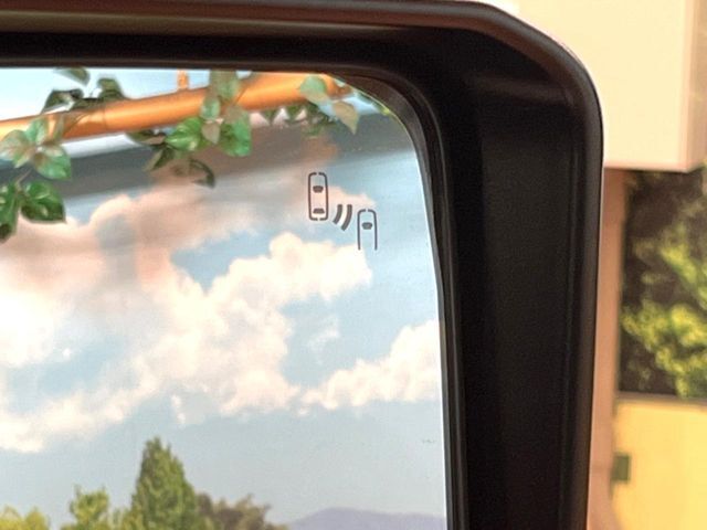 【ブラインドスポットモニター】走行中、ドアミラーの死角になりやすい箇所に後続車が接近するとサイドミラーのレンズに警告を表示！ドライバーに注意喚起をしてくれます。