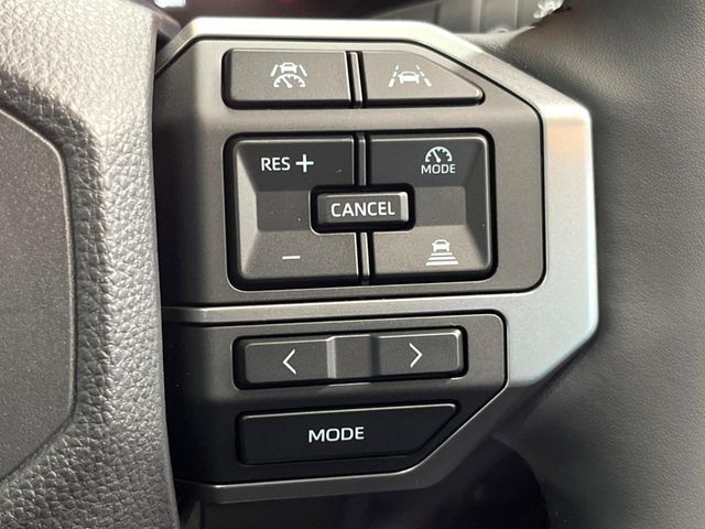 【レーダークルーズコントロール】高速道路での長距離走行が楽に！！自動で速度を保つクルーズコントロールが、衝突軽減システムと連携し、前方の車両を感知して車間を保つように速度調節してくれます！！