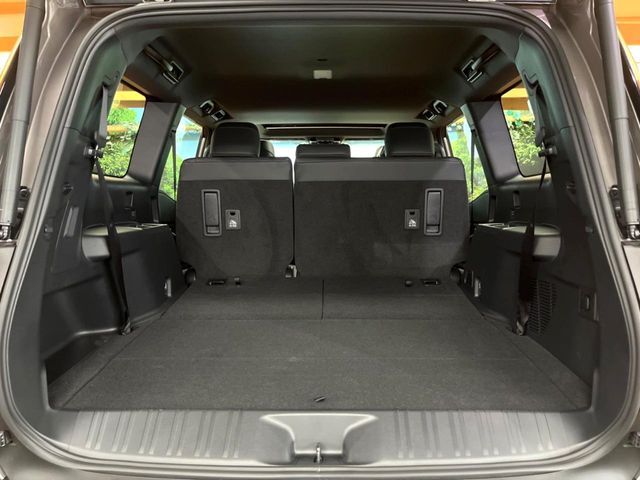 後席を格納すると、これだけの広さが！シーンに合わせたシートアレンジで、大きな荷物も積むことが出来ます♪