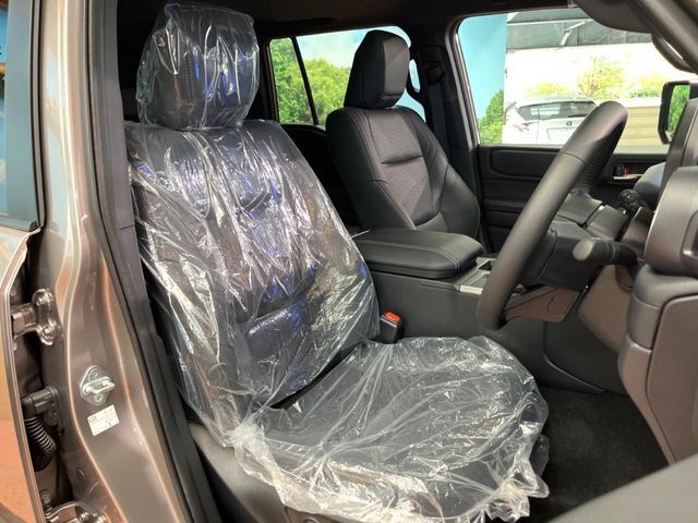 【黒革シート】上質な本革を使用し、高級感あふれる黒革シート。常に体に触れる部分だから、座り心地の良さにはこだわりたいですね♪汚れの付着や劣化を抑制する内装コーティング施工もおススメですよ♪