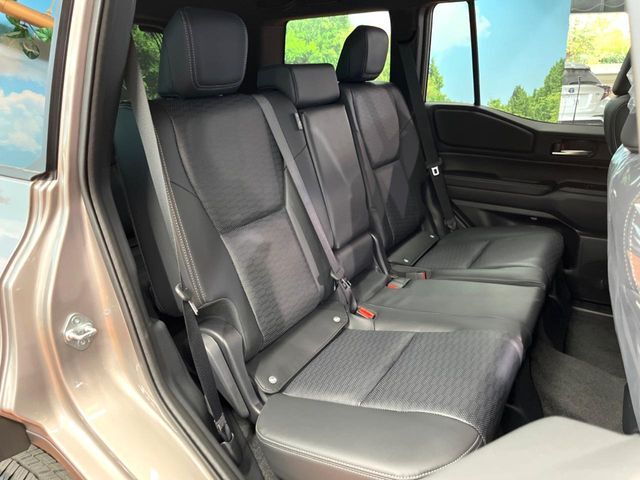 高品質なオリジナルフロアマットもオプションにてご用意しております。お好きなデザインやカラーをお車に合わせて選んでいただくことができます♪