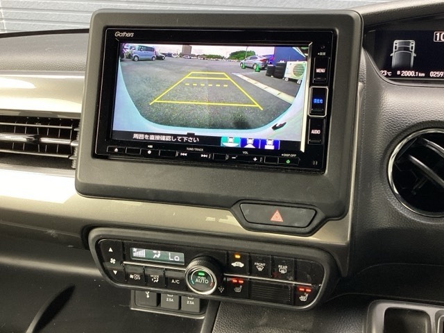 バックカメラも装備しております。車庫入れの苦手なお客様も安心！重宝してくれます！