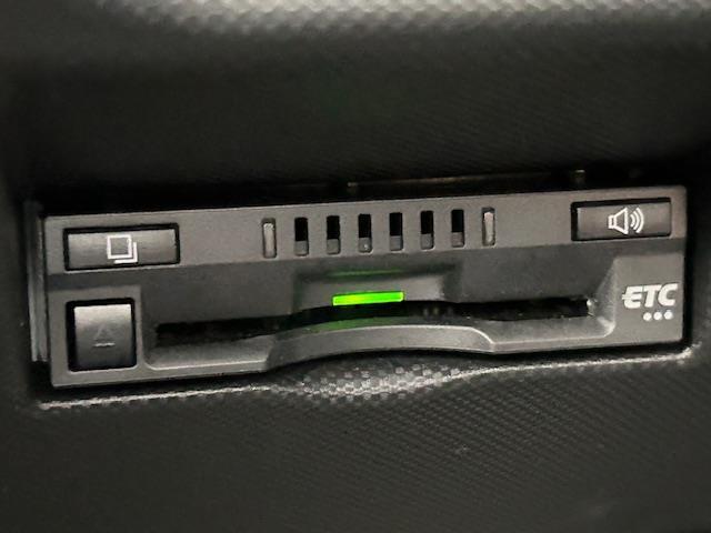 【ETC】有料道路を利用する際に料金所で停止することなく通過できる、ETC車載器（ノンストップ自動料金収受システム機器）が装備されています。セットアップを行うことで利用可能になります。