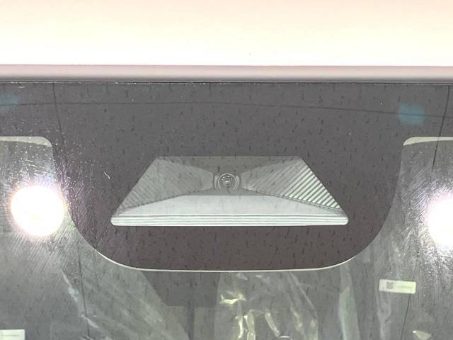 【ホンダセンシング】走行中に前方の車両等を認識し、衝突しそうな時は警報とブレーキで衝突回避と被害軽減をアシスト。より安全にドライブをお楽しみいただけます。