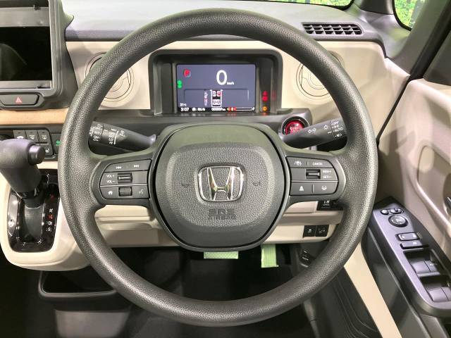 インテリアに合わせたデザインのステアリングは、運転される方のことも考え、運転しやすい形状、大きさです。是非一度、実際に触ってお確かめください。