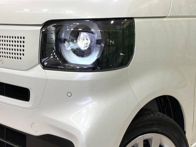 【LEDヘッドライト】悪天候や夜間走行時も良好な視界を確保し安心して運転できる高輝度LEDヘッドライトを装備！点灯速度が早く、消費電力も抑えられています。