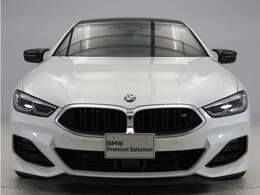 ♪BMWの代名詞といえるキドニー・グリル、一目でそれと分かる精悍な顔立ち。ホフマイスターキンクやキャラクターラインと呼ばれる側面デザインにより前傾姿勢を強調したスタイルは、走りを重視したBMWならでは