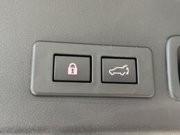 【パワーバックドア】スマートキーや運転席のボタンを押すだけでリアゲートが自動で開閉します！荷物を持っている時や、高い位置にあるバックドアを閉める際に便利な機能です♪