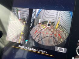 【サイド＆バックカメラ】停車・駐車時に死角になりがちな運転席から見えづらいサイドとリアの障害物を確認できます！雨天時や夜間などは特に活躍してくれるアイテムです。