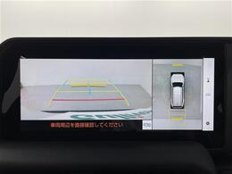 【パノラミックビューモニター＆シースルービューモニター】クルマを真上から見下ろした視点で駐車をサポートします！クルマの斜め後ろや真横など、いち早く障害物に気が付くことができます。