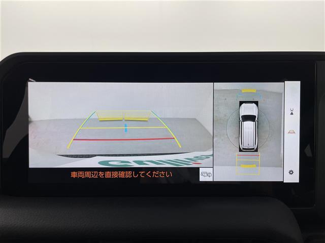 【パノラミックビューモニター＆シースルービューモニター】クルマを真上から見下ろした視点で駐車をサポートします！クルマの斜め後ろや真横など、いち早く障害物に気が付くことができます。