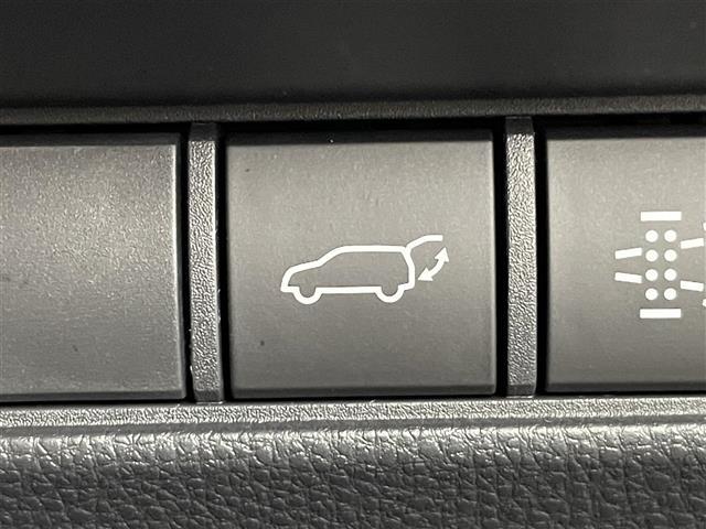 【パワーバックドア】荷物を抱えた状態でもリアゲートの開閉が可能です！お買い物時やアウトドアの際に役立ちますね。