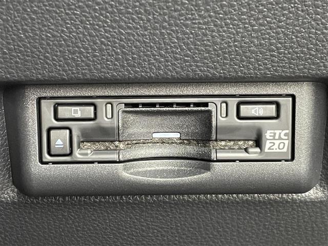 【純正ビルトインETC2.0（DSRC/ITSスポット）】ETCカードを挿入すれば料金所はノンストップで通過できます。ETC限定の割引や、高速道路の情報提供サービスを利用できます。