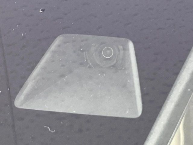 【スマートアシスト】走行中に前方の車両等を認識し、衝突しそうな時は警報とブレーキで衝突回避と被害軽減をアシスト。より安全にドライブをお楽しみいただけます。