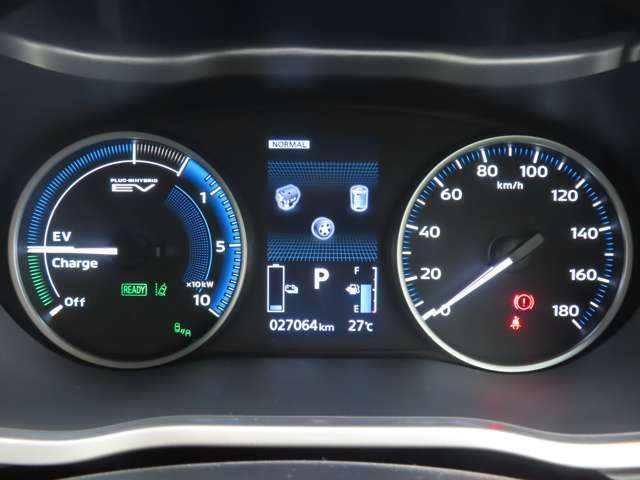 自発光式で表示が鮮明なメーター類☆中央のインフォメーションパネルでは駆動や動力供給の状態、衝突安全機能の設定などが分かりやすく確認できます☆