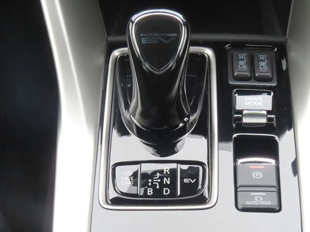 セレクターレバーは見た目も操作感もスマート♪