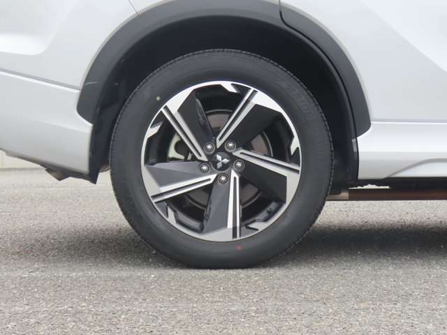 すっきりオシャレなアルミホイール☆軽さの分だけ燃費節約にも貢献します☆