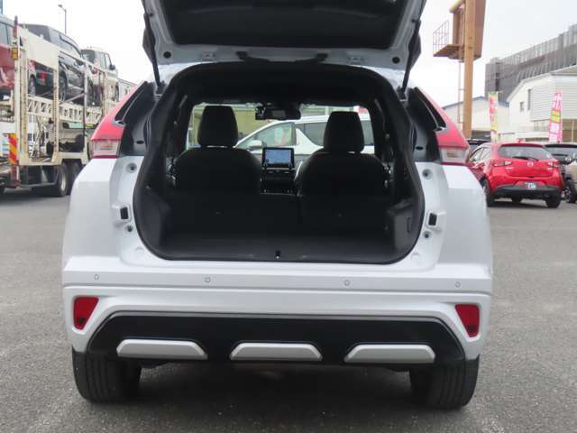 簡単操作で後部座席を倒すと更に収納スペースが広がります！