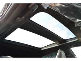 ■メーカーオプションのパノラマルーフが装備されており、車内に心地いい開放感を与えてくれます