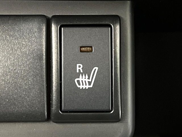 【シートヒーター】寒い日に重宝するシートヒーター！エアコンより早く温まってくれるので寒がりの人も安心ですね♪エアコンの温風は乾燥するから苦手、という方にもをおすすめです。