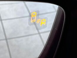 【ブラインドスポットモニタリング】走行中、ドアミラーの死角になりやすい箇所に後続車が接近するとサイドミラー付近に警告を表示、ドライバーに注意喚起をしてくれます。