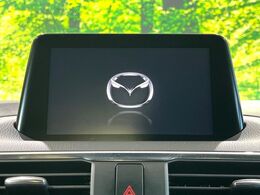 【マツダコネクトナビ】車内の雰囲気にマッチした一体型タイプのナビ。各種車輌設定やBluetooth再生等、様々な機能が楽しめます。直感的なダイヤル操作が可能で、使い勝手も良好です。