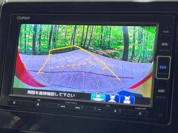 【バックカメラ】駐車時に後方がリアルタイム映像で確認できます。大型商業施設や立体駐車場での駐車時や、夜間のバック時に大活躍！運転スキルに関わらず、今や必須となった装備のひとつです！