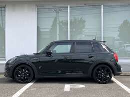 MINI NEXT2年間走行距離無制限保証、安心もMINIクオリティ。MINIを熟知したメカニックによる100項目の納車前点検。交換基準に達した部品があれば、MINI純正部品だけを使用し整備した後にお引渡しします。