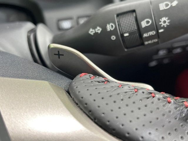 【パドルシフト】ハンドルから手を離さずに素早くシフトアップ＆ダウンができるので、エンジンブレーキを使う下り坂や高速道路の合流で加速したい場面で役立ちます。