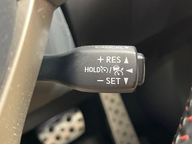 【レーダークルーズコントロール】高速道路での長距離走行が楽に！！自動で速度を保つクルーズコントロールが、衝突軽減システムと連携し、前方の車両を感知して車間を保つように速度調節してくれます！！