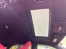 【サンルーフ】開放感たっぷりの希少装備、サンルーフが装着されています！車内に明かりを取り入れたり景色を楽しむ以外にも、車内の空気も簡単に換気できて快適です！
