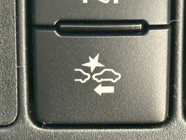 【衝突軽減ブレーキ（PCS）】万が一のときにレーダーやセンサーなどが前方障害物や車両などを検知し、衝突の可能性がある際に緊 急ブレーキをかける機能です。
