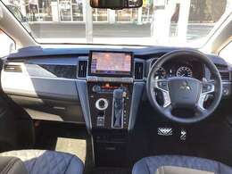 インパネシフトですので、運転席足元もゆったり、広々快適です♪助手席へのウォークスルーも楽々可能！