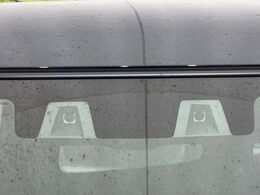 【スズキ　セーフティサポート】走行中に前方の車両等を認識し、衝突しそうな時は警報とブレーキで衝突回避と被害軽減をアシスト。より安全にドライブをお楽しみいただけます。