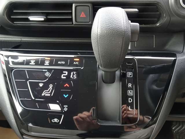 ◆オートエアコン◆車内に取り込む外気をキレイにして、安心おでかけ！操作性と視認性に優れたタッチパネル式です！凹凸が少なく、お掃除が楽にできます！