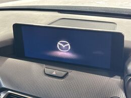 【12.3インチマツダコネクト】車内の雰囲気にマッチした大型ディスプレイ。スマホ接続でのナビ使用やBluetooth再生等、様々な機能が楽しめます。直感的なダイヤル操作が可能で、使い勝手も良好です。