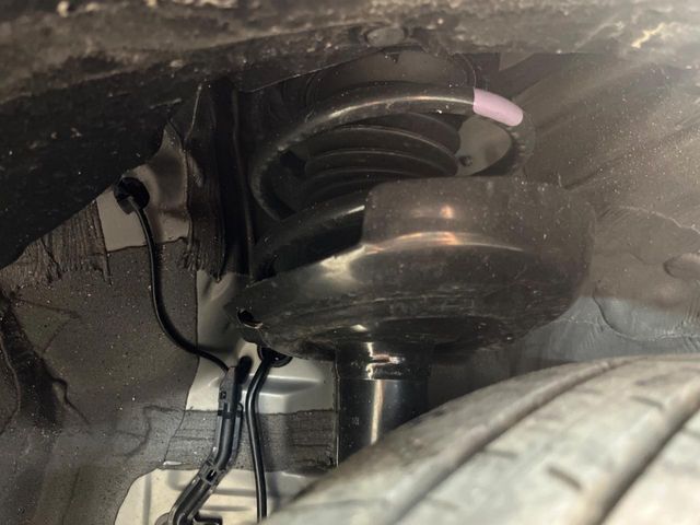 お車を安心してお乗りいただく為には、足回りの定期点検が欠かせません。サービスサポート（有償保証）では無料点検もご提供しており、安心のカーライフをお過ごしいただけるサポート体制が整っています。