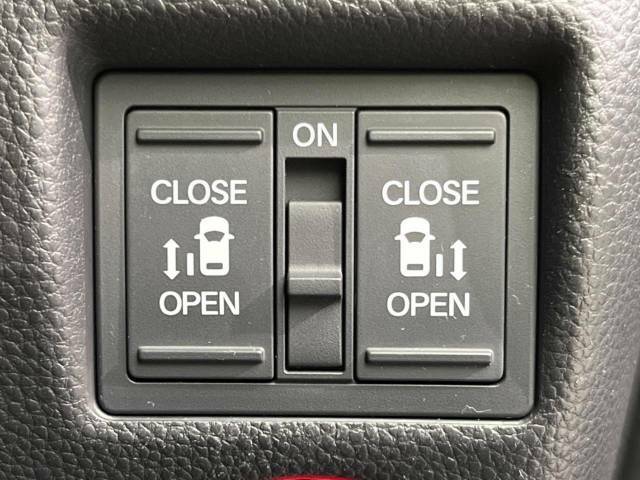 【メーカーOP★両側パワースライドドア】スマートキーや運転席のスイッチで後席両側スライドドアの開閉が可能♪電動だから力を入れてドアを開ける必要が無く、小さなお子様でも簡単に開け閉めでき快適です♪