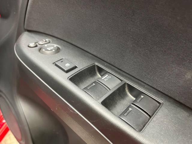 【電動格納ミラー】サイドミラーは電動格納式となっており、狭い駐車場でもキズがつくリスクを抑えられます。