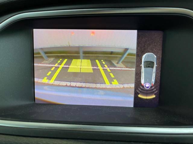 【パークアシスト・カメラ】駐車時に後方がリアルタイム映像で確認できます。大型商業施設や立体駐車場での駐車時や、夜間のバック時に大活躍！運転スキルに関わらず、今や必須となった装備のひとつです！