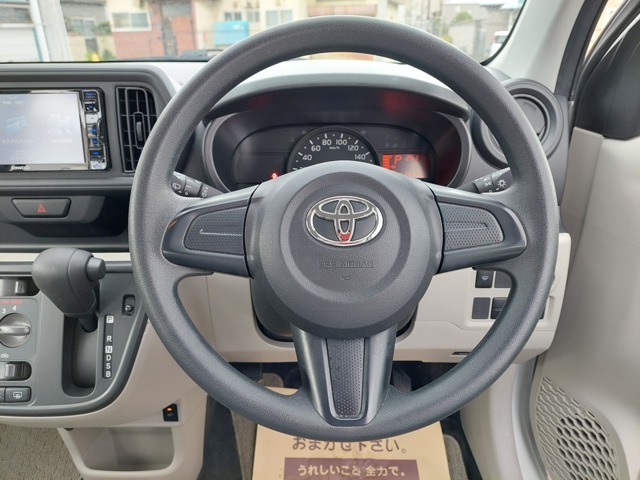 インテリアに合わせたデザインです。運転される方のことも考え、運転しやすい形状、大きさです！実際に触ってお確かめください！