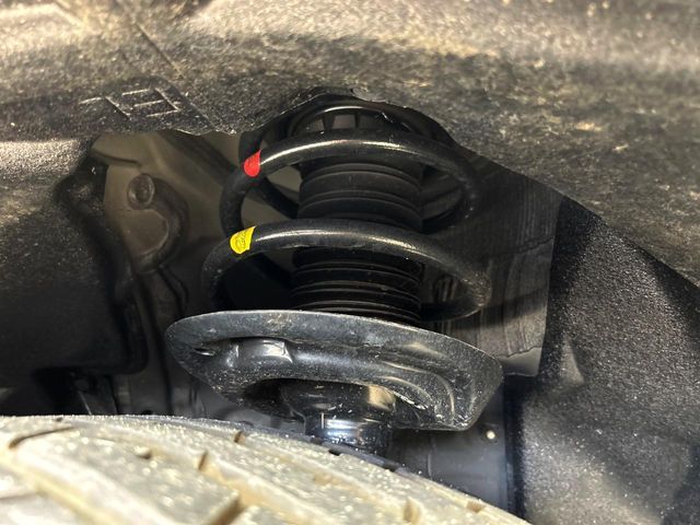 お車を安心してお乗りいただく為には、足回りの定期点検が欠かせません。サービスサポート（有償保証）では無料点検もご提供しており、安心のカーライフをお過ごしいただけるサポート体制が整っています。