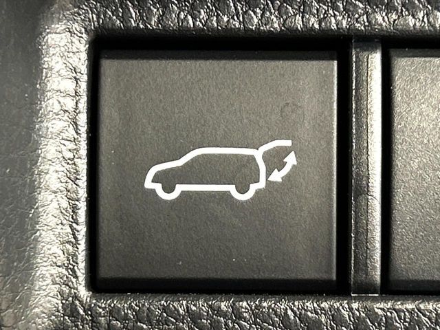 【パワーバックドア】スマートキーや運転席のボタンを押すだけでリアゲートが自動で開閉します！荷物を持っている時や、高い位置にあるバックドアを閉める際に便利な機能です♪
