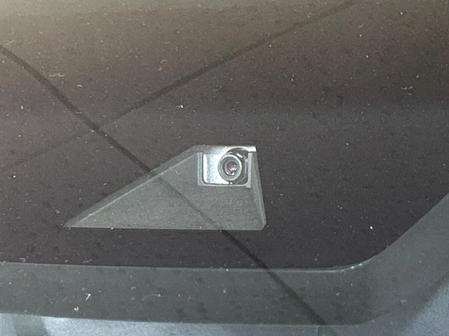 【プリクラッシュセーフティ】前方の車両等を検知し、衝突しそうな時は警報で注意を促し、ブレーキを踏む力をサポート。ブレーキを踏めなかった場合は衝突被害軽減ブレーキが作動、衝突回避をサポートします。