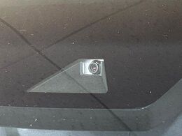 【プリクラッシュセーフティ】前方の車両等を検知し、衝突しそうな時は警報で注意を促し、ブレーキを踏む力をサポート。ブレーキを踏めなかった場合は衝突被害軽減ブレーキが作動、衝突回避をサポートします。