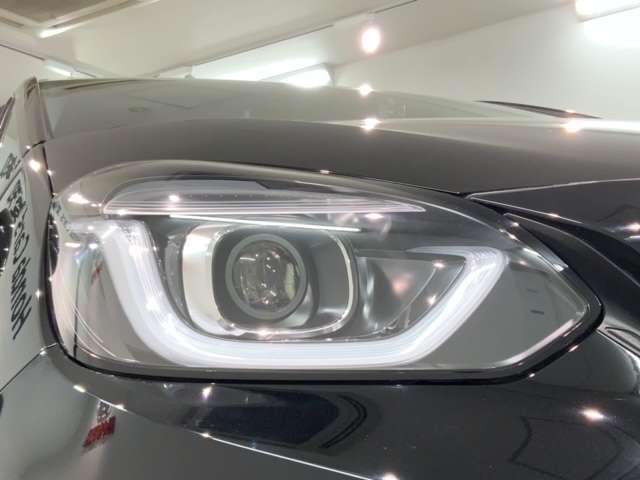LEDヘッドライトは、点灯の瞬間から最大光量を発揮し、突然暗くなるトンネルなどでの安定感を高めます。