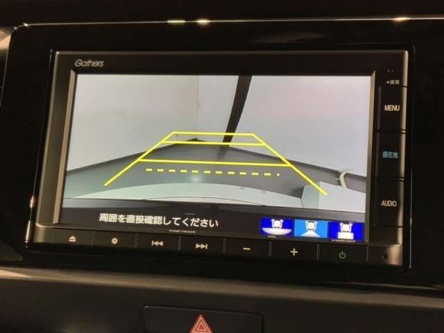 リバースギアに入れるだけで後方の表示へ切り替わります。夜間や雨の日の駐車も楽になりますよ。