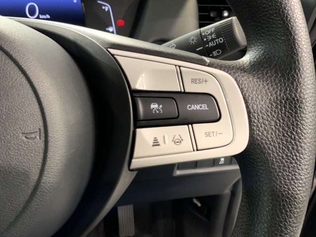 クルーズコントロールを装備しています。高速道路などで一定の速度で走ってくれるので運転が楽ですよ！速度を設定できますので、スピードの出しすぎにも注意できます。