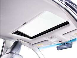 人気装備のサンルーフが付いています！上下チルトに前後スライド機能が付いていますので、様々なドライブシーンで活躍してくれます！！開放感ある車内空間は気持ちがいいですよ！是非体感してみて下さい！