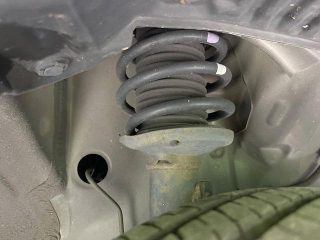 お車を安心してお乗りいただく為には、足回りの定期点検が欠かせません。サービスサポート（有償保証）では無料点検もご提供しており、安心のカーライフをお過ごしいただけるサポート体制が整っています。